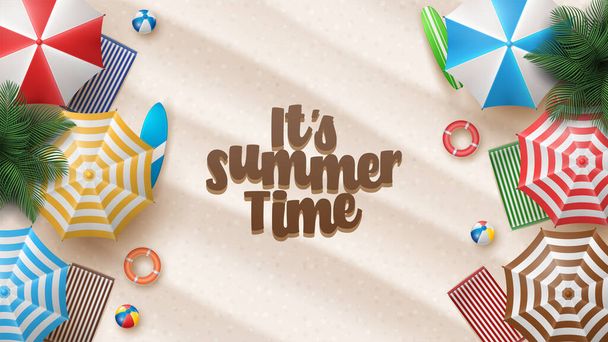 Ilustração de férias de verão vetorial com bola de praia, folhas de palma, prancha de surf e carta de tipografia sobre fundo de areia de praia
. - Vetor, Imagem