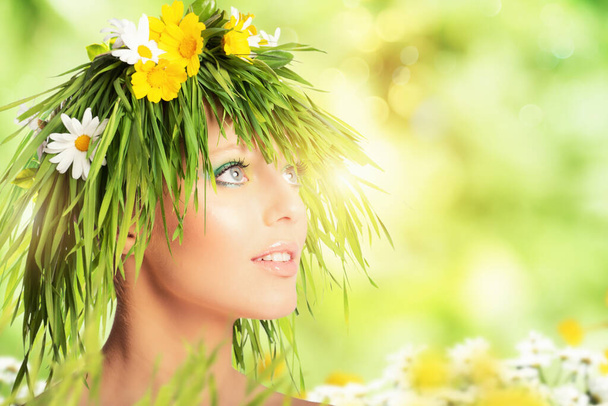 花や草で作られた女の子の髪と母なる自然の美しさの概念. - 写真・画像