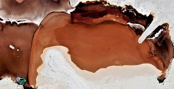 Rote Welle, schwarzes Gold, verschmutzter Wüstensand, abstraktes Foto der Wüsten Afrikas aus der Luft. Luftbild, Genre: Abstrakter Naturalismus, vom Abstrakten zum Figurativen - Foto, Bild
