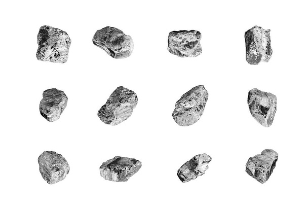 Ασημένιες πέτρες σύνολο λευκό φόντο απομονωμένη closeup, ορυχείο σιδήρου συλλογή ψήγματος, γκρι μεταλλική υφή δείγματα πετρωμάτων, ακατέργαστα μεταλλικά κομμάτια μεταλλεύματος, ομάδα γυαλιστερό γκρι εξογκώματα, φυσικό ορυκτό κομμάτι, τραχιά ρούβλια - Φωτογραφία, εικόνα