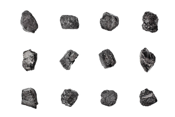Pedras de carvão preto definidas em fundo branco isolado de perto, coleção de peças de carvão natural, textura de rocha antracite, nuggets de mina de carvão bruto, grupo de brasas, amostras de grafite, combustível fóssil mineral
 - Foto, Imagem