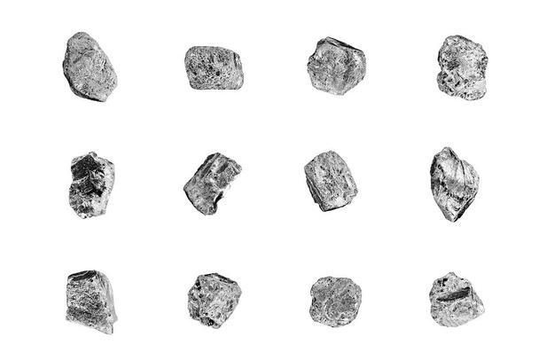 Ασημένιες πέτρες σύνολο λευκό φόντο απομονωμένη closeup, ορυχείο σιδήρου συλλογή ψήγματος, γκρι μεταλλική υφή δείγματα πετρωμάτων, ακατέργαστα μεταλλικά κομμάτια μεταλλεύματος, ομάδα γυαλιστερό γκρι εξογκώματα, φυσικό ορυκτό κομμάτι, τραχιά ρούβλια - Φωτογραφία, εικόνα