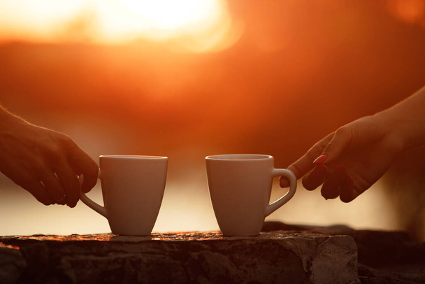 Přátelé pijí kávu za úsvitu, brzy ráno. - Fotografie, Obrázek