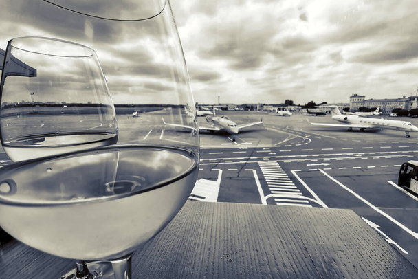 フライトを待っている空港のワイン - 写真・画像