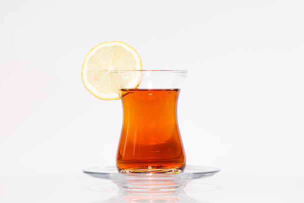 Beyaz arka planda limonlu bir bardak Türk çayı. Yüksek çözünürlüklü fotoğraf. - Fotoğraf, Görsel