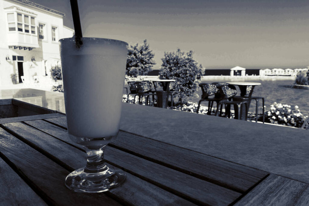 Cocktails in de bar aan zee - Foto, afbeelding