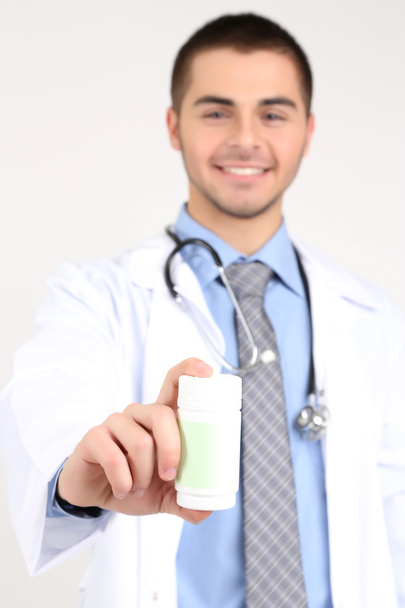 Male Doctor with pills, close-up - Foto, afbeelding
