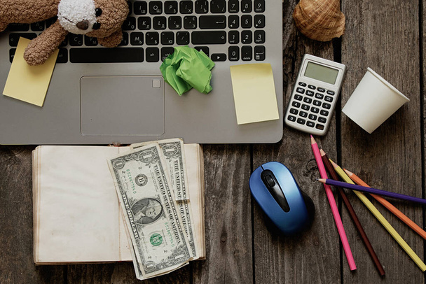 sotku kannettavan tietokoneen kyniä ja rahaa paperille - Valokuva, kuva