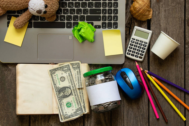 Masaüstü bilgisayarı, kalemler ve para kâğıdı karışıklığı - Fotoğraf, Görsel