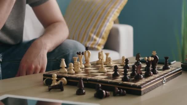 Homem joga xadrez sem rumo
 - Filmagem, Vídeo