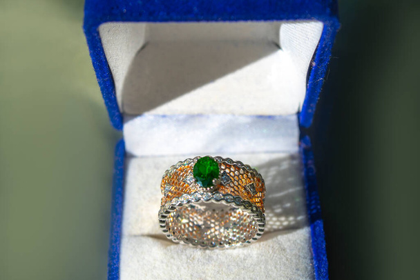 Обручальное кольцо в синей подарочной коробке
 - Фото, изображение