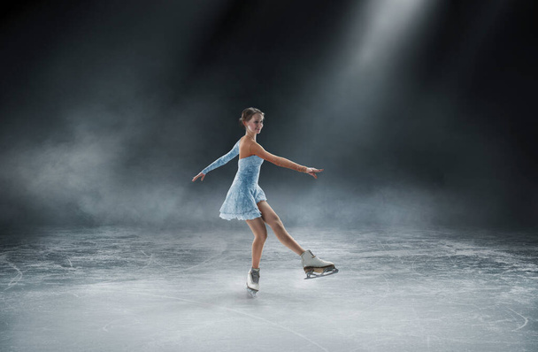 mujer joven patinaje artístico. - Foto, Imagen