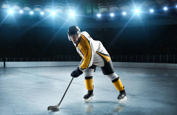 Jugador de hockey sobre hielo en arena
. - Foto, Imagen