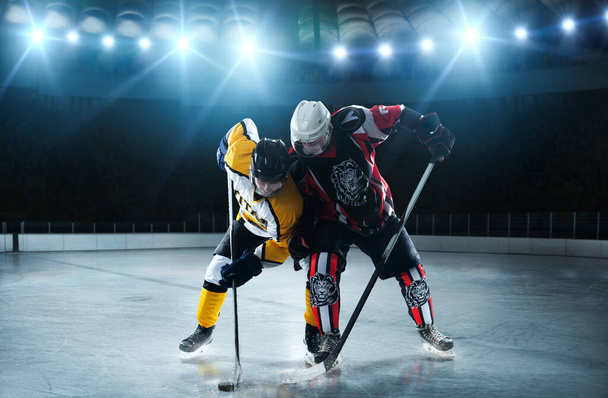 Giocatori di hockey su ghiaccio all'arena
. - Foto, immagini