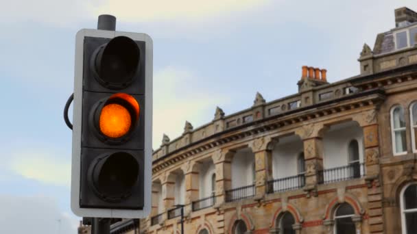 British Traffic Lights zmienia się z zielonego na czerwone zbliżenie na Pelican Crossing z dźwiękiem piszczącym - Materiał filmowy, wideo