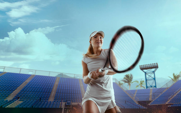 jong meisje spelen tennis - Foto, afbeelding