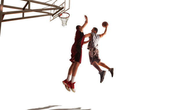 Баскетболисты играют в стритбол
. - Фото, изображение