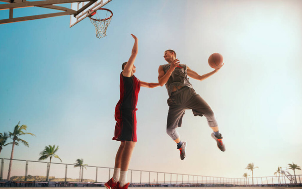 Koszykarze grają w streetball. - Zdjęcie, obraz