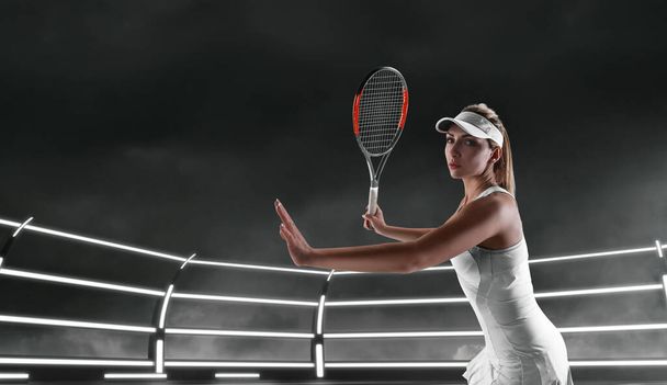 Mladá dívka hraje tenis - Fotografie, Obrázek