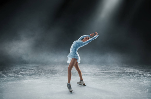 jovem mulher figura patinação. - Foto, Imagem