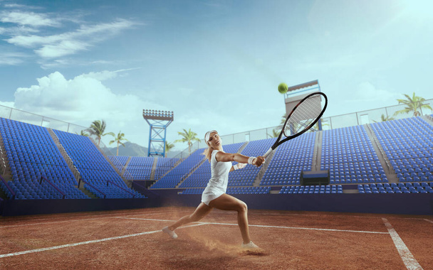 Nuori tyttö pelaa tennistä - Valokuva, kuva