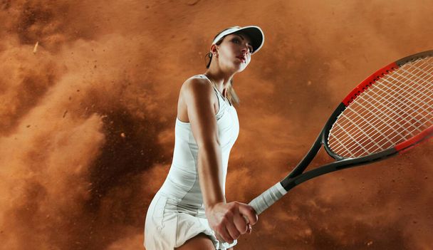 Νεαρή κοπέλα που παίζει τένις - Φωτογραφία, εικόνα
