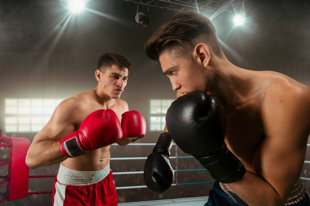 Dos jóvenes boxeando
. - Foto, Imagen