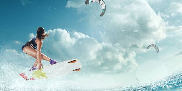 Молодая женщина кайт-серфинг
. - Фото, изображение