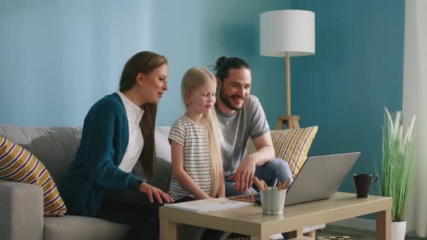 Ευτυχισμένη οικογένεια απολαμβάνει σε απευθείας σύνδεση επικοινωνία - Πλάνα, βίντεο