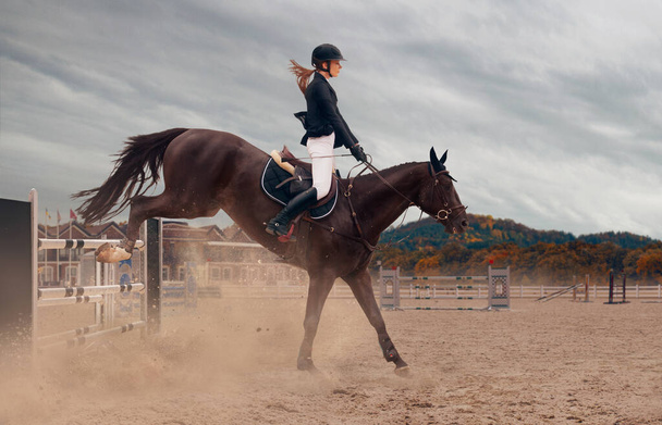 Jeździecki sport. Kobieta ujeżdżająca konia. - Zdjęcie, obraz