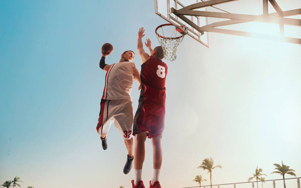 バスケットボール選手がストリートボールでプレー. - 写真・画像