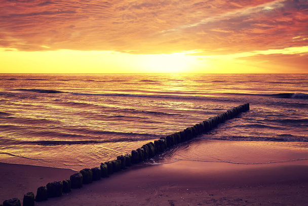 Γραφικό ηλιοβασίλεμα πάνω από τη θάλασσα, Βαλτική Θάλασσα σε Mrzezyno, χρώμα τόνωση εφαρμόζεται, Πολωνία. - Φωτογραφία, εικόνα