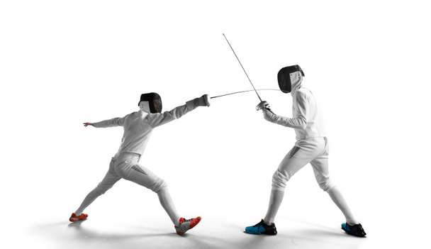 Двоє молодих чоловіків фехтування
. - Фото, зображення