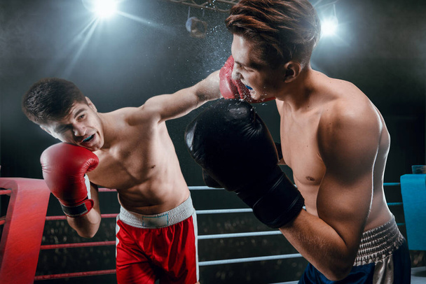 Zwei junge Männer boxen. - Foto, Bild