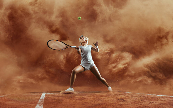 若いです女の子テニスをプレイ - 写真・画像