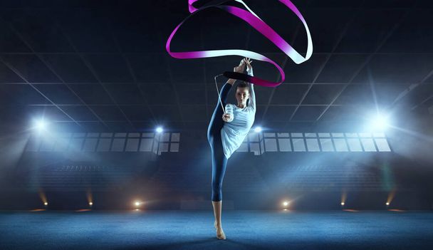 Девушка, занимающаяся художественной гимнастикой
.  - Фото, изображение