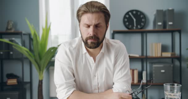 Mature man listening business partner during video call - Πλάνα, βίντεο