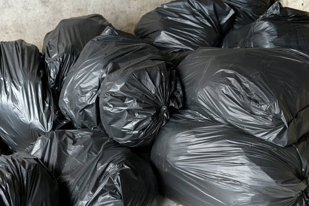 Черные мешки для мусора на свалке деревни
. - Фото, изображение