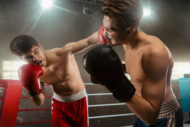 Dos jóvenes boxeando
. - Foto, imagen