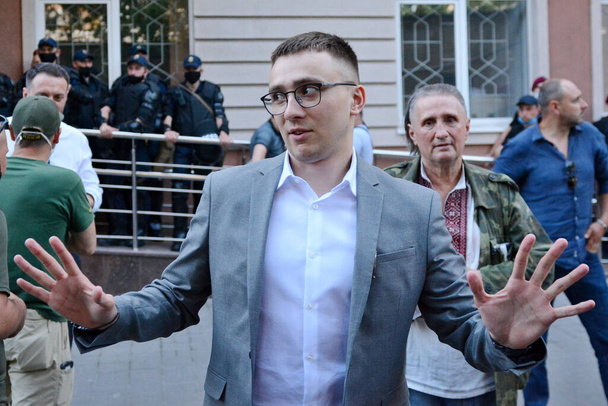 KYIV, UCRANIA - 15 de junio de 2020 - Activista, ex líder del Sector Derecha en Odesa Serhii Sternenko, quien enfrenta cargos de asesinato y manejo ilegal de armas, se representa frente a la Corte de Distrito de Shevchenkivskyi, Kiev, capital de Ucrania
 - Foto, imagen