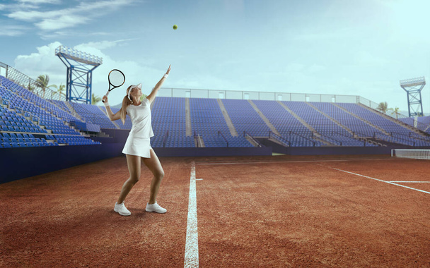 Młoda dziewczyna gra w tenisa - Zdjęcie, obraz