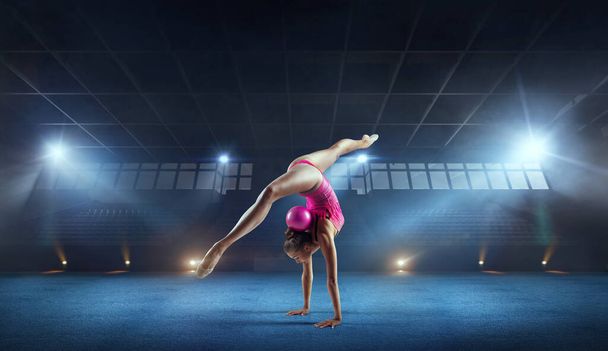Dívka provádějící rytmickou gymnastiku.  - Fotografie, Obrázek