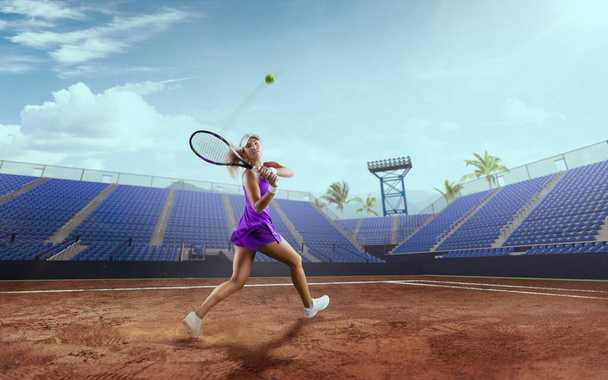 Young girl playing tennis - Foto, afbeelding