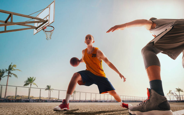 Koszykarze grają w streetball. - Zdjęcie, obraz