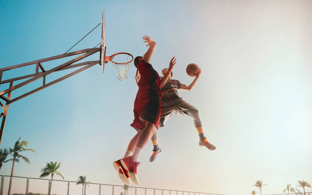 バスケットボール選手がストリートボールでプレー. - 写真・画像