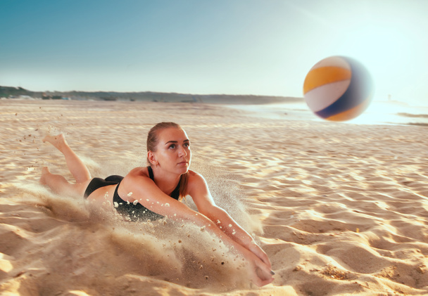 Mujer jugando voleibol playa
. - Foto, imagen