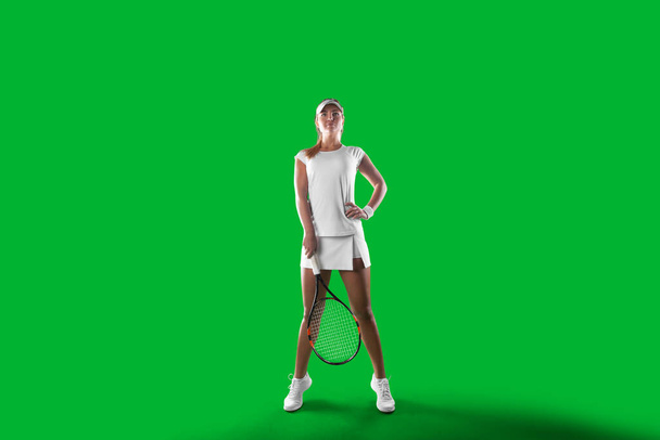 Chica joven jugando tenis - Foto, Imagen