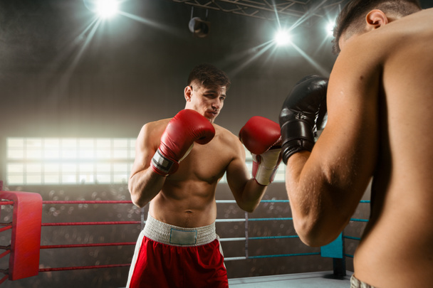 Két fiatalember bokszol.. - Fotó, kép