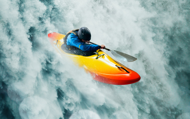 Kayak de aguas bravas, kayak extremo
. - Foto, Imagen