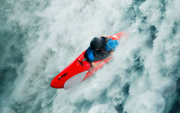 Kayak de aguas bravas, kayak extremo
. - Foto, imagen